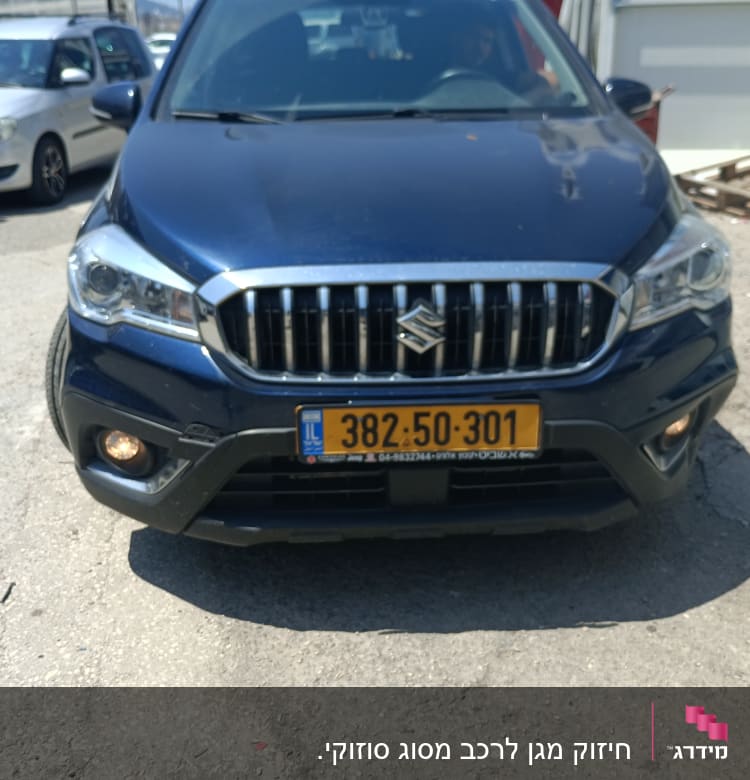 חזית רכב סוזוקי עם פנסי ערפל דולקים